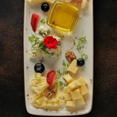 Сырная тарелка в MeatBarrique по цене 2580 ₽
