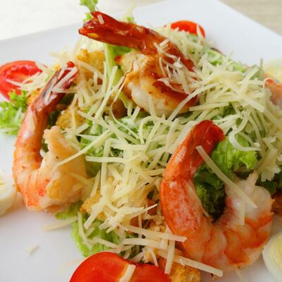 Салат цезарь с креветками в Dimarko по цене 625 ₽