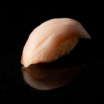 Суши Желтохвостая лакедра в МОМО по цене 1950 ₽