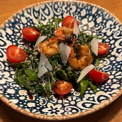 Салат с рукколой и тигровыми креветками в Чайхана по цене 650 ₽