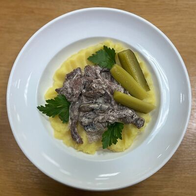 Бефстроганов с картофельным пюре в Тревеллерс кофе по цене 649 ₽