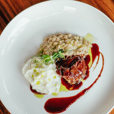 Томленые говяжьи щечки с трюфельным пюре в Макадамия по цене 890 ₽