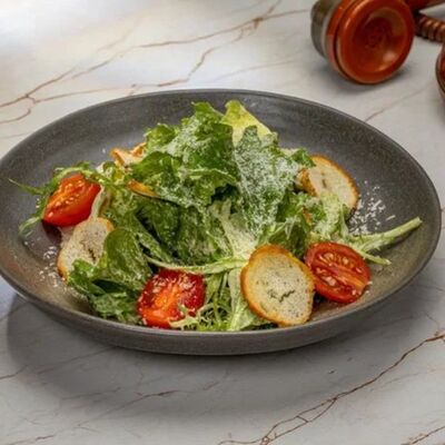 Салат Цезарь с лососем малосольным в Семь футов по цене 750 ₽