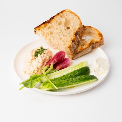 Риет из лосося с фермерскими овощами, хлебом и взбитым маслом в KM20 по цене 1740 ₽