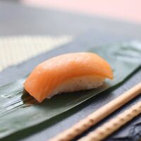 Суши с лососем в Uminami