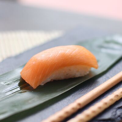 Суши с лососем в Uminami по цене 290 ₽