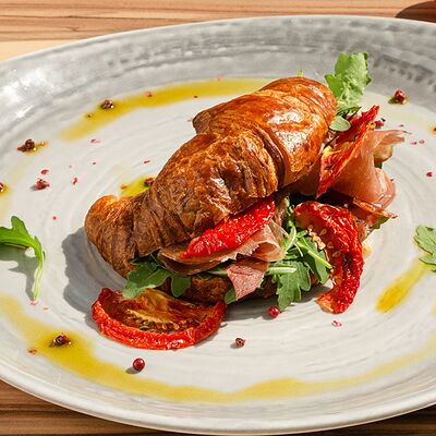 Круассан с пармской ветчиной в Four по цене 520 ₽