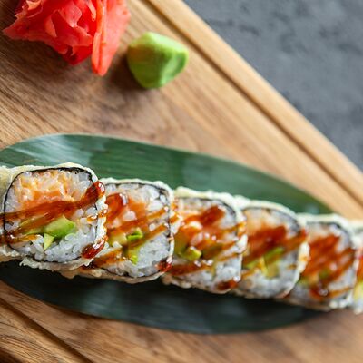 Ролл темпура с лососем в Soju по цене 875 ₽