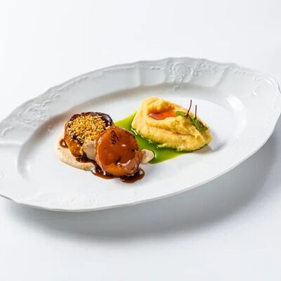 Печеная репа с пюре из гороха, кремом из арахиса и соусом терияки в Dodici Seafood по цене 570 ₽