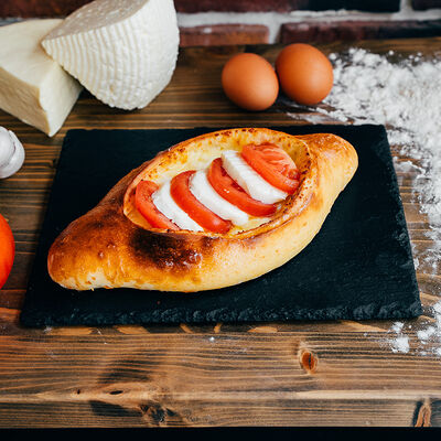 Хачапури по-аджарски с моцареллой и томатами в Шардени по цене 670 ₽