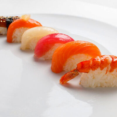 Суши с копченым лососем в Сакура по цене 119 ₽