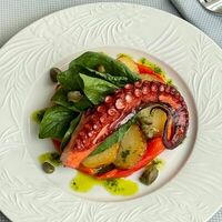 Осьминог с молодым картофелем, запеченным перцем и соусом тоннато в Le grill