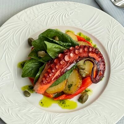 Осьминог с молодым картофелем, запеченным перцем и соусом тоннато в Le grill по цене 1950 ₽