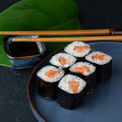 Маки с лососем в Изи Паб по цене 395 ₽