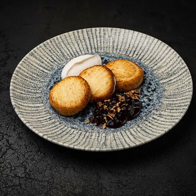 Сырники с конфи из черной смородины со сметаной в Прага по цене 525 ₽