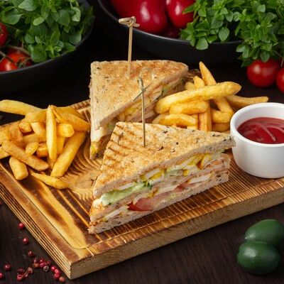 Клаб-сэндвич с курицей в Цурцум по цене 350 ₽