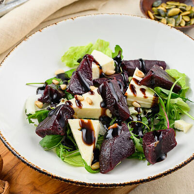 Печеная свекла с сыром тофу, руколой и кедровыми орешками в Кавказ по цене 280
