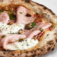 Пицца Мортаделла-страчателла пето фисташка в Mojo