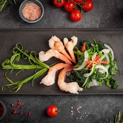 Жареные креветки со шпинатом в Корё по цене 760 ₽