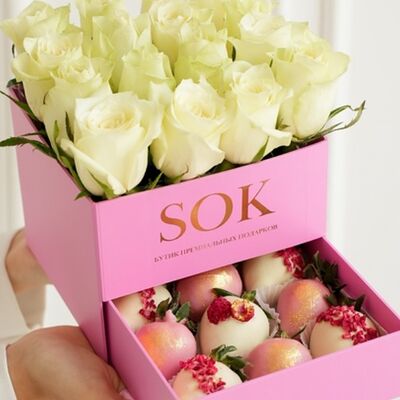 Шкатулка с клубникой в шоколаде и белой кенийской розы №10 в SOK - клубника в шоколаде по цене 5990 ₽