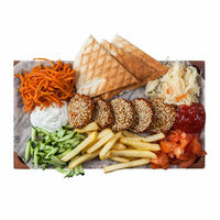 Шаверма с фалафелем на тарелке в Street Food Market