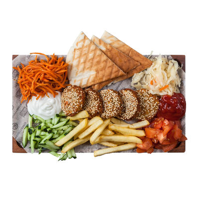 Шаверма с фалафелем на тарелке в Street Food Market по цене 384 ₽