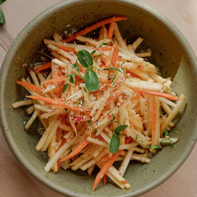Витаминный салат с репой, яблоком и морковью в Organic Origin по цене 310 ₽