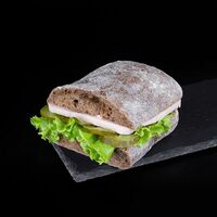 Сэндвич с индейкой на ржаной чиабатте в Пекарня Буханка