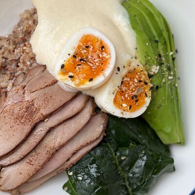 Сливочная гречка с индейкой, авокадо и сырным муссомв Pellegrino по цене 595 ₽