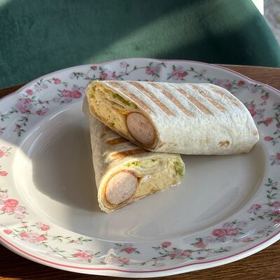 Ролл со скремблом, куриной сосиской, соусом релиш и сыром чеддер в Кофеин по цене 539 ₽