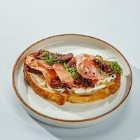 Прошутто со страчателлой в The Brasserie