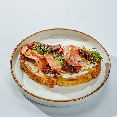 Прошутто со страчателлой в The Brasserie по цене 499 ₽