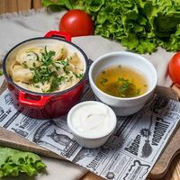 Пельмени свинина-говядина со сметаной и бульоном в Патиссон markt