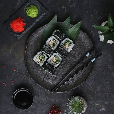 Ролл Калифорния с угрем в Рыбин Гуд Sushi Premium по цене 740 ₽