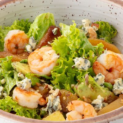 Салат с креветками, авокадо, карамелизированной грушей и сыром Горгонзола в Чили пицца по цене 930 ₽