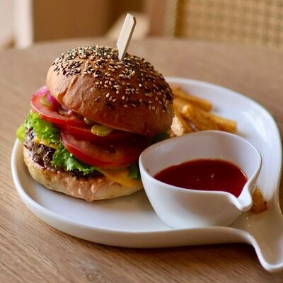 Бургер с говяжьей котлетой в Rice foodcoffee по цене 3640 ₸