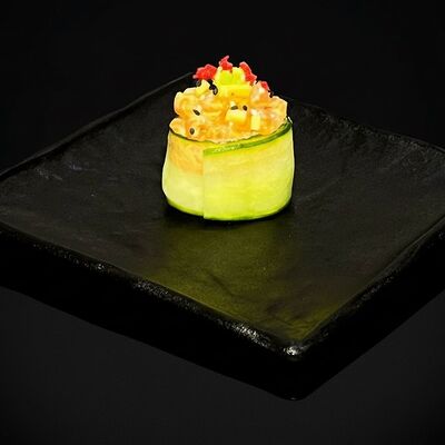 Гункан с лососем в огурце в Бейкер суши по цене 279 ₽