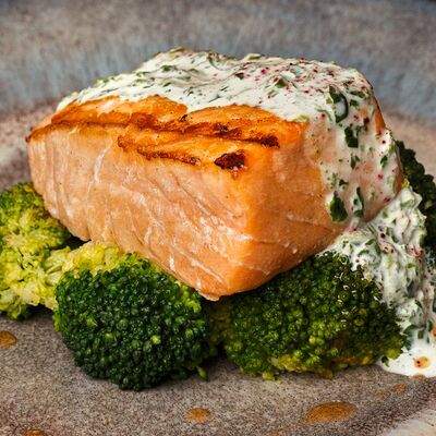 Стейк из лосося со сливочно-шпинатным соусом в Дранки паб по цене 1290 ₽