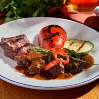 Стейк Бавет в перечном соусе с овощами на грилев BBQ Beer Restaurant