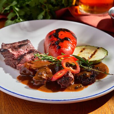 Стейк Бавет в перечном соусе с овощами на гриле в Munhell по цене 1910 ₽