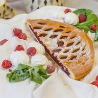 Половина пирога с малиной в Пекарня 365