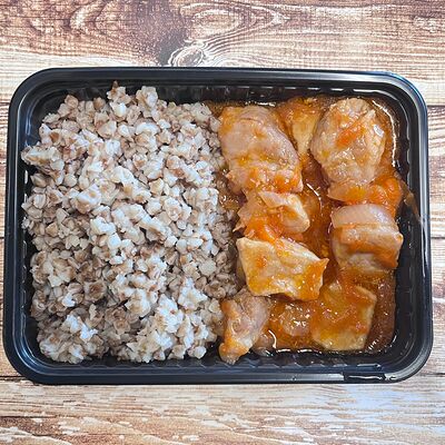 Свинина по-болгарски с гарниром в Чистинский по цене 420 ₽