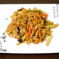 Жареная лапша с курицей в Китайская кухня ЖУИ