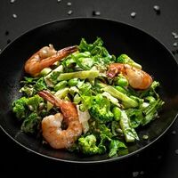 Салат зеленый с креветками в Mesto Sushi & Grill