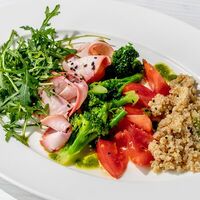 Салат с индейкой, руколой, томатами в Перчини на огне