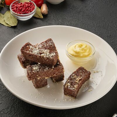 Чесночные гренки с сыром пармезан и соусом айоли в Хмель и солод по цене 329 ₽