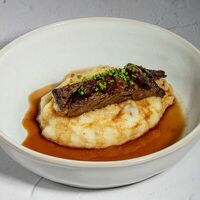 Щеки телячьи с прижаренным картофелем в Fermа