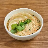 Кокосовый суп с лапшой и гёдза с креветками в Клёво