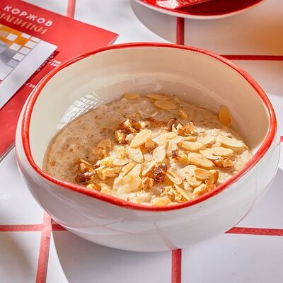 Овсяная каша на молоке с мёдом и орехами в Коржов по цене 350 ₽