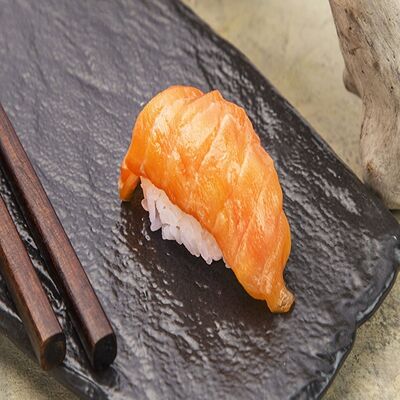 Суши с лососем в 7 небо по цене 180 ₽